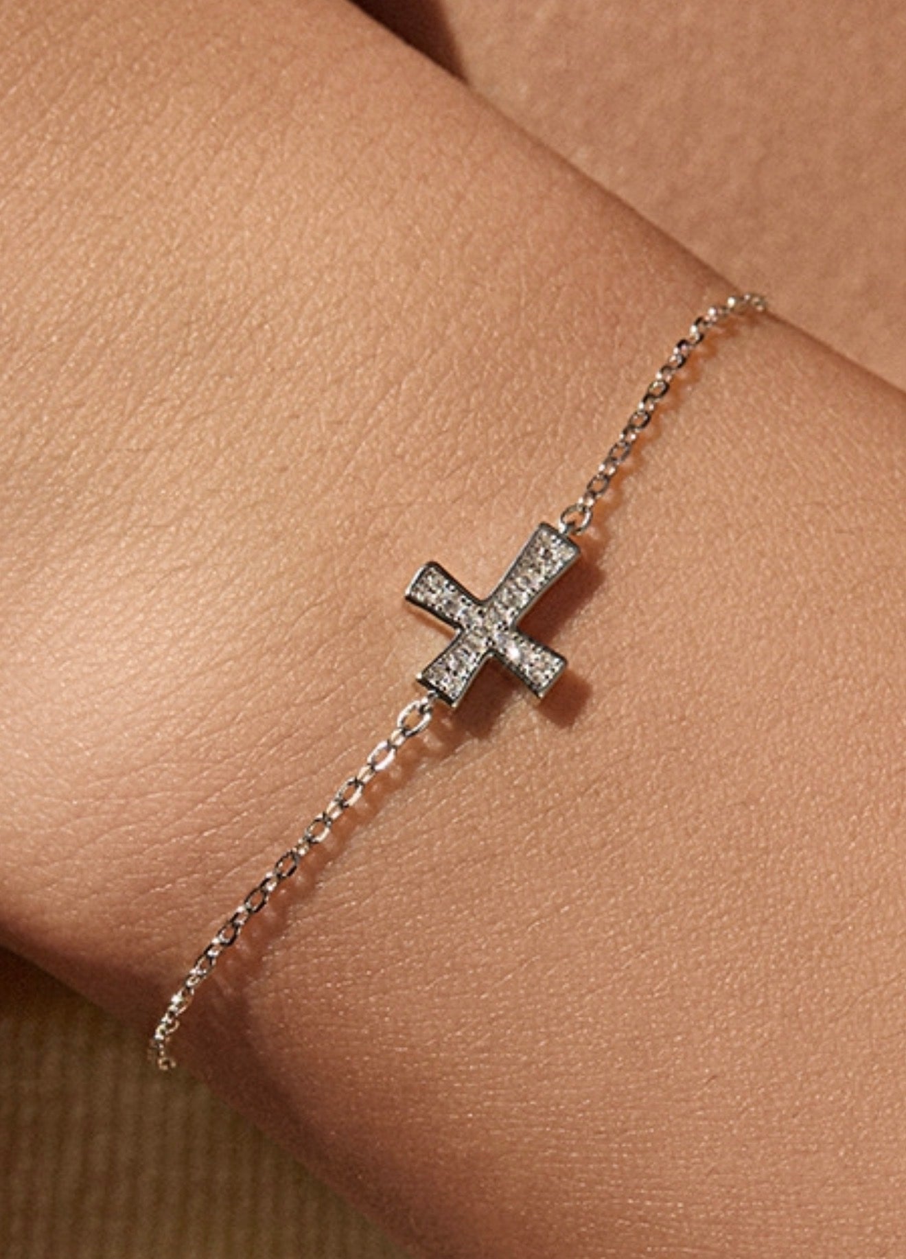 *BijoU iCarbide GRA Moissanite Bracelet Cross